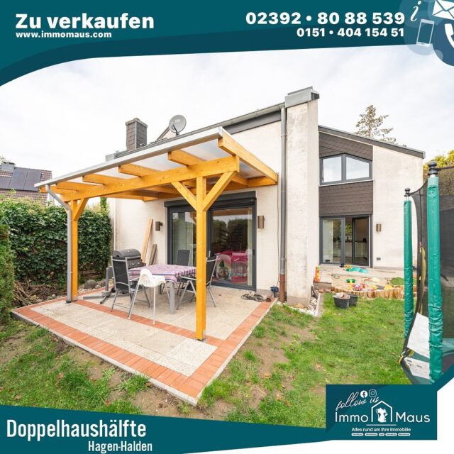 🏡 Moderne Doppelhaushälfte in Hagen-Halden – stilvolles Wohnen auf 115 m²! ✨

Willkommen in Ihrem neuen Zuhause in der beliebten Lage von Hagen-Halden! 🌳
Diese gepflegte Doppelhaushälfte (Objekt 2025-00083) vereint Komfort, Stil und Funktionalität – perfekt für Familien, Paare oder alle, die Wert auf modernes Wohnen in ruhiger Umgebung legen. 💫

💡 Ihre Highlights im Überblick:
🏠 Wohnfläche: ca. 115 m²
🛏️ 3 Schlafzimmer – ideal für Familie oder Homeoffice
🛋️ Offener Wohn- & Essbereich mit Zugang zur Terrasse
🌿 Kleines, pflegeleichtes Grundstück (ca. 256 m²)
🔥 Fußbodenheizung & Gasheizung (2017)
⚡ 9,2 kW Photovoltaikanlage mit 7,7 kWh Speicher
🚗 Garage inklusive
🛁 Modernisiertes Badezimmer (2022)
🍽️ Einbauküche & Einbauschränke im Kaufpreis enthalten!
🏠 Gepflegt, hell & einzugsbereit

Erleben Sie stilvolles Wohnen mit Wohlfühlatmosphäre – kombiniert mit einer ruhigen Lage, guter Infrastruktur und hervorragender Verkehrsanbindung. 🚉🛣️

💰 Kaufpreis: 399.000 €
📍 Ort: 58093 Hagen / Halden
📞 Kontakt: Immo Maus UG
Tel.: 02392 / 8088539
📧 info@immomaus.com