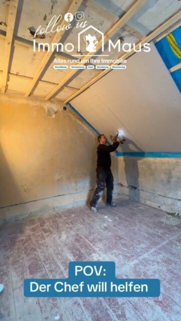 🔧😄 Wenn der Chef mal mit anpacken will…
…und der Mitarbeiter plötzlich meint: „Wenn du mit anpackst dauert es doppelt so lange als wenn ich es allein mache.“
Na toll – das fängt ja gut an! 😂
Aber ein bisschen Spaß muss sein – auch auf der Baustelle!
Mit guter Laune läuft’s einfach besser. 💪🏗️✨
Ihr ❤️ Immo Maus Team
#baustellenhumor #handwerkerleben #immomaus #baustellemitspaß #teamwork #chefunterwegs #baustellenalltag #humorimjob #wirpackenan #bauenmachtspaß #immobilienunternehmen