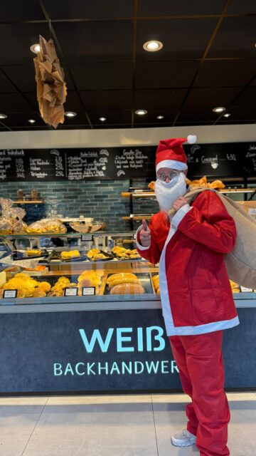 🎅✨ Nikolausaktion der Firma Immo Maus ✨🎅

Ho ho ho! In diesem Jahr haben wir uns etwas ganz Besonderes für Sie überlegt! 💛🎄

Gemeinsam mit dem Nikolaus möchten wir drei Familien im Märkischen Kreis eine große Freude bereiten. 🎁✨
Der Nikolaus kommt am 06.12.2025 persönlich bei Ihnen vorbei – voll verkleidet, mit seinem großen Sack und einer liebevollen Überraschung! 🎅💫

Als kleinen Vorgeschmack bringt er leckere Stutenmäuse von Weiß Backhandwerk aus Neuenrade mit. 🐭🥐
Mmmh … da freut sich sogar der Nikolaus! 😉

⭐ So machen Sie beim Nikolaus-Gewinnspiel mit:

✨ Folgen Sie uns @immo_maus + @weissbackhandwerk
✨ Liken Sie diesen Beitrag
✨ Markieren Sie eine Familie, die sich über einen Besuch vom Nikolaus besonders freuen würde

Vielleicht steht der Nikolaus schon bald vor Ihrer Haustür – mit guten Wünschen, einem Lächeln und einer süßen Überraschung. 🎄💛✨

Mitmachen können Sie bis zum 04.12.2025.
Die Auslosung erfolgt am 05.12.2025.

Ho ho ho – viel Glück!
Ihr Immo Maus Team 🎅🏡

#immomaus #nikolausaktion #nikolausgewinnspiel #weihnachtszeit #märkscherkreis #neuenrade #weihnachten2025 #adventszeit #familienglück #gewinnspiel #verlosung #nikolauskommt #stutenmaus #weissbackhandwerk #überraschung #gemeinsamstark #immobilienmk #herzensaktion #weihnachtsfreude #hohoho