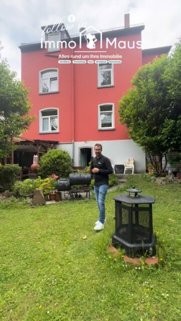 🏡 Zweifamilienhaus in Altena – Viel Platz, viele Möglichkeiten!

💰 189.000 €

Sie suchen ein Haus mit Garten, zwei Wohneinheiten und zusätzlichem Ausbaupotenzial? Dann sollten Sie sich diese Immobilie genauer ansehen.

✅ Ca. 150 m² Wohnfläche
✅ Zwei Wohneinheiten à ca. 75 m²
✅ Gepflegter Garten mit direktem Zugang zur Nette
✅ Bereits renovierte Erdgeschosswohnung
✅ Ideal für Mehrgenerationenwohnen oder Vermietung
✅ Gemütliche Kellerbar für gesellige Abende
✅ Zusätzliche Möglichkeiten im Dachgeschoss

Der großzügige Garten lädt zum Entspannen, Grillen und Spielen ein. Die Erdgeschosswohnung überzeugt mit einer modernen Küche und einer angenehmen Wohnatmosphäre. Im Obergeschoss erwartet Sie eine weitere vollwertige Wohneinheit – perfekt zur Eigennutzung oder als Kapitalanlage.

Ein besonderes Highlight ist die Kellerbar – der ideale Ort für Feiern mit Familie und Freunden.

📍 Altena
💰 Kaufpreis: 189.000 €

📞 Interesse? Vereinbaren Sie noch heute Ihren Besichtigungstermin!

Kevin Maus | Immo Maus

#immobilien #altena