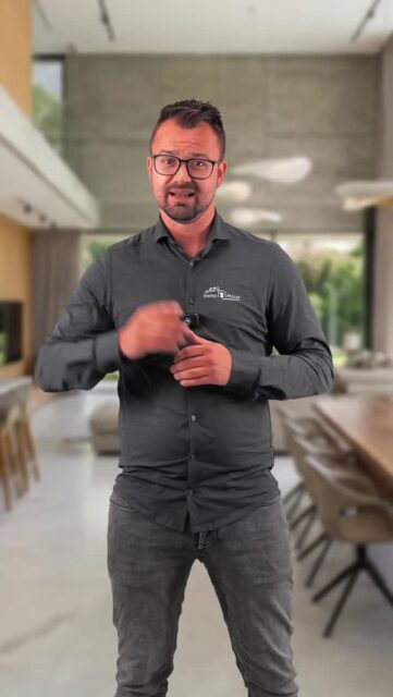 Das Elternhaus erben klingt gut – aber es lässt über 100.000 € Steuervorteile liegen! 🤯
Kommentiere ELTERNHAUSKAUF 👇
Wer das Elternhaus kauft statt erbt, wird Vermieter – und kann die Gebäudeabschreibung steuerlich geltend machen.
💡 So funktioniert's: Die Eltern geben dir selbst den Kredit (Verkäuferdarlehen). Du zahlst ihnen eine Rate – sie zahlen dir dieselbe Summe als Miete zurück. Unterm Strich null Belastung für beide Seiten.
✅ Über 100.000 € Steuervorteile möglich ✅ Kein Schufa-Eintrag ✅ Keine Grunderwerbsteuer bei Verwandten ersten Grades ✅ Mieteinnahmen verbessern deine Bonität bei der Bank
Aber Achtung: 🔹 Zinsen und Vertragsstruktur müssen stimmen 🔹 Unbedingt notariell und steuerlich begleiten lassen 🔹 Jede Situation ist individuell
📌 Bonus für dich: Kommentiere ELTERNHAUSKAUF und ich schicke dir mein kostenloses PDF 👇👇👇
👉 Folge @immo_maus für mehr Immobilien-Hacks aus NRW!
⚠️ Hinweis: Dieser Beitrag dient ausschließlich zur allgemeinen Information und stellt keine Steuer- oder Rechtsberatung dar. Bitte wende dich für deine individuelle Situation an einen qualifizierten Steuerberater.
#Immobilien #Elternhaus #Erben #Steuern #Vermögensaufbau