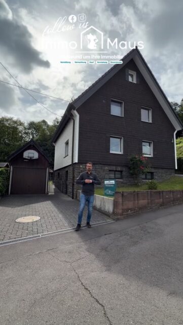 🌿 Lichtdurchflutetes Eigenheim in naturnaher Lage 🌿

In Bergneustadt / Wiedenest erwartet Sie dieses charmante Einfamilienhaus mit viel Platz zum Leben und Entspannen.

🏡 Ca. 144 m² Wohnfläche
🌳 Großzügiges Grundstück mit ca. 1.105 m²
🛏️ 5 Zimmer, davon 3 Schlafzimmer
🛁 2 Tageslichtbäder
🔥 Kamin & Pelletofen für gemütliche Stunden
🚗 Garage + 3 Stellplätze

Genießen Sie Ihre Zeit auf der Terrasse oder entdecken Sie die umliegende Natur direkt vor Ihrer Haustür. Hier verbinden sich Ruhe, Komfort und Lebensqualität auf ideale Weise.

💶 Kaufpreis: 299.000 €

📍 Ruhige, familienfreundliche Lage mit guter Anbindung und allen wichtigen Einrichtungen in der Nähe.

✨ Ein Zuhause mit Charakter – vielleicht genau das Richtige für Sie.

📩 Vereinbaren Sie jetzt Ihren Besichtigungstermin – wir freuen uns auf Ihre Anfrage!

#immobilien #hauskaufen #eigenheim #bergneustadt #naturnah wohnen immobilienmakler traumhaus