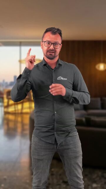 Deine Frau im Grundbuch? Strategisch gesehen vielleicht ein Fehler – zumindest wenn ihr es richtig machen wollt! 😄
Kommentiere SCHAUKELHACK 👇
Die Ehegatten-Schaukel ist ein Gamechanger für Paare die gemeinsam Immobilien aufbauen wollen.
💡 So funktioniert's: Jeder kauft eine Immobilie auf seinen eigenen Namen. Nach 10 Jahren verkauft ihr euch die Wohnungen gegenseitig – finanziert mit Geld von der Bank.
✅ Keine Grunderwerbsteuer ✅ Keine Spekulationssteuer ✅ Wertzuwachs wird zu freiem Kapital ✅ Neue Abschreibungen aktivieren
💡 Beispiel: Beide kaufen je eine Wohnung für 150.000 €. Nach 10 Jahren je 200.000 € wert, Restschuld je 120.000 € → gegenseitiger Verkauf → je 80.000 € frei verfügbar.
Aber Achtung: 🔹 Klare notarielle Regelungen! 🔹 Haltefrist von 10 Jahren einhalten 🔹 Steuerberater einbeziehen – jede Situation ist anders
📌 Bonus für dich: Kommentiere SCHAUKELHACK und ich schicke dir mein kostenloses PDF 👇👇👇
👉 Folge @immo_maus für mehr Immobilien-Hacks aus NRW!
⚠️ Hinweis: Dieser Beitrag dient ausschließlich zur allgemeinen Information und stellt keine Steuer- oder Rechtsberatung dar. Bitte wende dich für deine individuelle Situation an einen qualifizierten Steuerberater.
#Immobilien #Ehegattenschaukel #Paar #Steuern #Vermögensaufbau