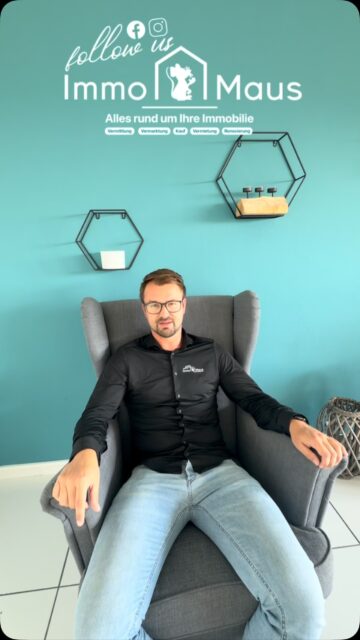 📱 Manchmal beginnt ein erfolgreicher Tag mit einer einzigen Entscheidung.

Samstag, 9:50 Uhr – mein Handy klingelt.
👉 Drangehen oder nicht?

Ich bin drangegangen. Eine Eigentümerin möchte ihr Haus in Plettenberg verkaufen – und war nur noch dieses Wochenende vor Ort.

Also: Sachen an, Unterlagen vorbereiten und ab zum Termin. 🚗

⏰ 12:00 Uhr Termin
✍️ 13:30 Uhr unterschriebener Maklerauftrag.

Was hat den Unterschied gemacht? Schnelligkeit, Ehrlichkeit und Transparenz. Genau dafür steht die Immo-Maus. 🐭🏡

Und vielleicht suchen Sie genau dieses Einfamilienhaus in einer guten Lage in Plettenberg?

👉 Dann melden Sie sich gerne bei uns!

Und ja… keine Sorge: Ich gehe nicht jedes Wochenende ans Handy. 😜 Ich habe auch Freizeit. 😉

#ImmoMaus #Plettenberg #Einfamilienhaus #Immobilien #Hauskauf