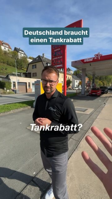 Sprit zu teuer? Den Preis an der Zapfsäule können wir leider nicht ändern. 😅
Wenn du aber jemanden kennst, der seine Immobilie verkaufen möchte, kann dein Tipp bares Geld wert sein. Kommt dadurch ein Verkauf zustande, erhältst du eine Tippgeberprovision.
Schreib „TIPP“ in die Kommentare oder melde dich bei Immo Maus.